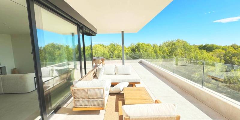 Un exclusivo ático en Las Colinas Golf con vistas al mar te espera para vivir a todo lujo y relajadamente en la Costa Blanca