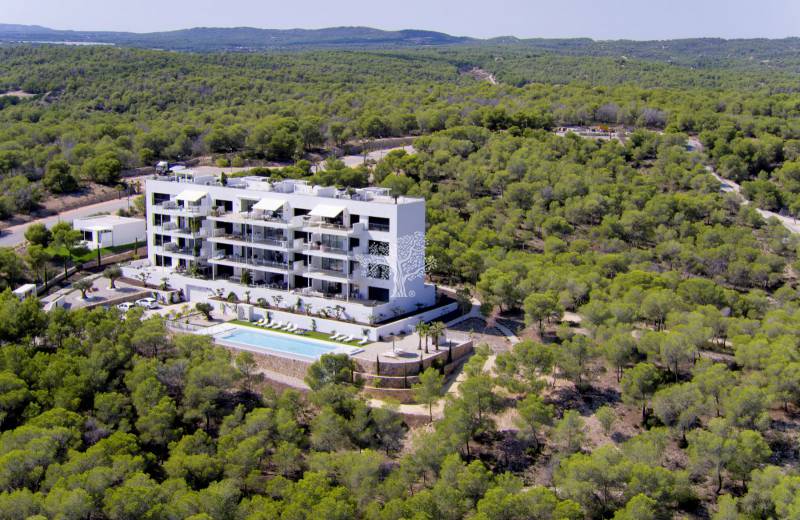 Profitez des vues idylliques sur la mer et la forêt méditerranéenne depuis notre luxueux penthouse à vendre à Las Colinas Golf